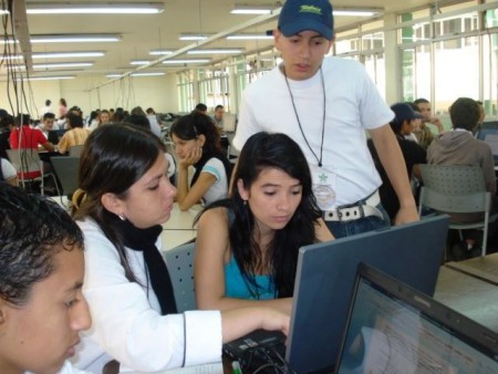 Nuestros aprendices trabajando el proyecto